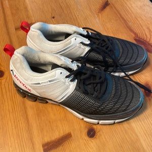 Men’s size 9 shoes.